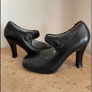 Hot Kiss 💋 Mary Jane Pump with Scallop trim